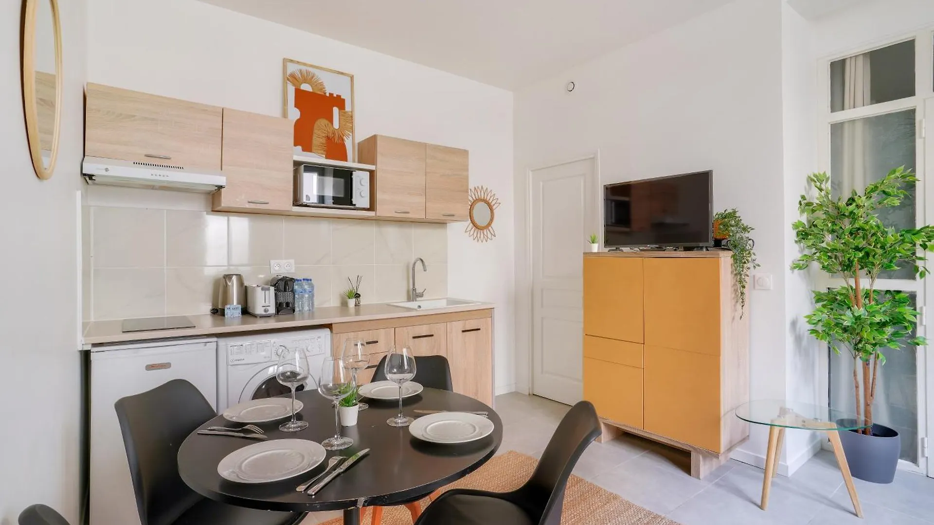 2 Bedrooms In The 15th District アパート