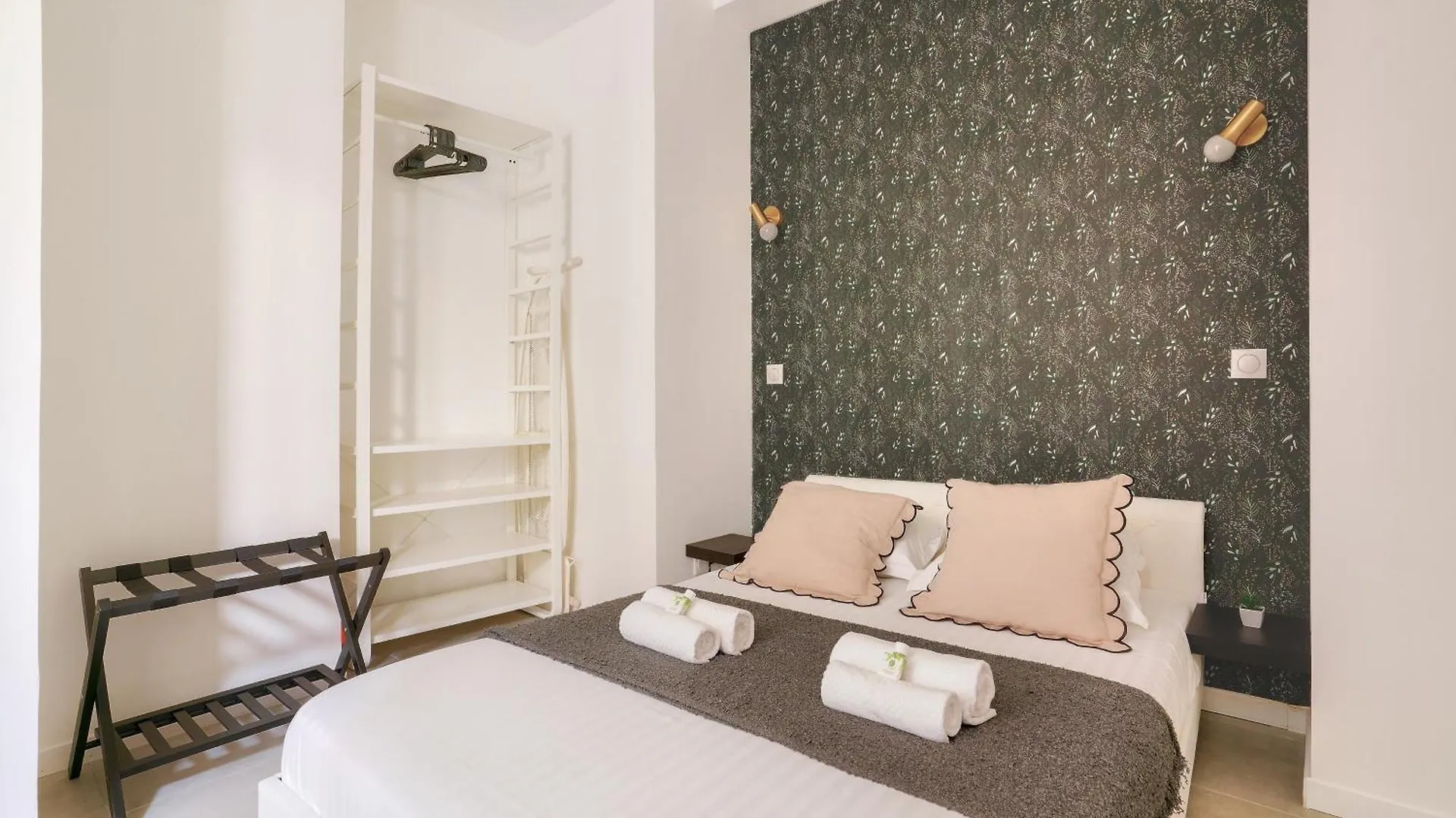 2 Bedrooms In The 15th District アパート *
